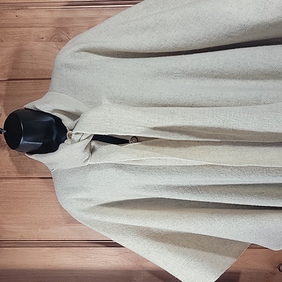 New Peruvian Wool Poncho/Cape w/ Built In Scarves - Picture 4 of 12